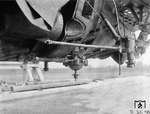 Speziell entwickelte Drehzapfen stellten eine bewegliche Verbindung zwischen Straßenroller und Druckkörper des U-Bootes her. (1942) <i>Foto: RVM</i>