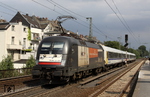 In Konkurrenz zu DB-Fernverkehr ist der Hamburg-Köln-Express (HKX) 1802 mit der schiebenden ES 64 U2-034 in Düsseldorf-Oberbilk unterwegs. (13.08.2013) <i>Foto: Wolfgang Bügel</i>