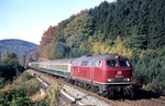 218 134 (Bw Hagen-Eckesey) mit einem Eilzug (Aachen - Braunschweig - Bebra) bei Olsberg im Sauerland. (26.10.1975) <i>Foto: Peter Schiffer</i>