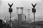 Das Bw Hamburg-Altona war seit der Eröffnung im Jahr 1895 eines der größten Bahnbetriebswerke in Deutschland und war mit zwei großen insgesamt 57-ständigen Doppel-Ringlokschuppen und zwei Drehscheiben und dazu einem Rechteck-Lokschuppen ausgestattet. Wahrzeichen seit 1955 war der neue Wasserturm. (12.12.1955) <i>Foto: Walter Hollnagel</i>