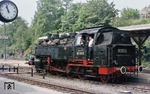 86 1737 wartet im Bahnhof Stollberg/Sa. auf den Sonderzug zum "Tag des Eisenbahners". Die Lok wurde offiziell am 07.12.1977 ausgemustert, war aber noch bis 1983 als Heizlok im RAW Görlitz tätig. (14.06.1977) <i>Foto: Wolfgang Bügel</i>