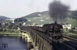 044 331 (ex 44 1332) vom Bw Ehrang mit einem ellenlangen Kohleganzzug auf der Moselbrücke in Bullay. Der Zug wird gleich im 458 m langen Prinzenkopftunnel verschwinden. (1971) <i>Foto: Robin Fell</i>