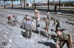 Offensichtlich Kriegsgefangene mussten mit einfachsten Mitteln die Schäden an den Gleisanlagen in Verona beseitigen. (08.1944) <i>Foto: Walter Hollnagel</i>