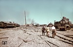 Schadensaufnahme im Depot Verona. Die querstehende 729 089 (rechts) gehört zum Depot Triest. (08.1944) <i>Foto: Walter Hollnagel</i>