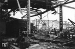 Eine unbekannte 50er im zerstörten Lokschuppen von Neumünster. (10.1944) <i>Foto: Walter Hollnagel</i>