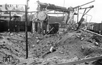 Ein Nebengebäude am Bahnhof Neumünster wurde durch den Luftangriff vom 25. Oktober 1944 völlig zerstört. (10.1944) <i>Foto: Walter Hollnagel</i>