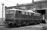 E 10 108 wurde am 27. Juli 1957 fabrikneu an das Bw Offenburg abgeliefert. Robin Fell traf die fast neue Lok dort an. (1958) <i>Foto: Robin Fell</i>