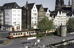 Blick von der Deutzer Brücke auf Triebwagen ET 54 der Köln-Bonner-Eisenbahn (KBE), der im Schatten des Doms an Altstadt und dem Kölner Pegel "Am Leystapel" vorbeifährt. (21.05.1977) <i>Foto: Peter Schiffer</i>