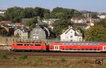 111 119 verlässt mit RE 10420 (Dortmund - Aachen) den Barmer Bahnhof in Wuppertal. Die Häuser im Hintergrund gehören zum Stadtteil Rott. (07.10.2013) <i>Foto: Wolfgang Bügel</i>