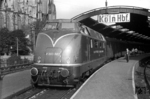 Die "Starlok" der jungen Deutschen Bundesbahn war zweifellos die Baureihe V 200, die sich hier mit V 200 002 im Kölner Hauptbahnhof präsentiert. (1955) <i>Foto: Robin Fell</i>
