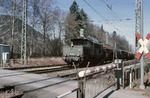 194 012 mit einem Güterzug im Inntal zwischen Rosenheim und Kiefersfelden in Brannenburg. (27.03.1986) <i>Foto: Knoche</i>