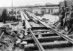 Mangels Laderampe musste am Berlin-Cahrlottenburger Güterbahnhof ein nicht unerheblicher Aufwand betrieben werden, um den Küchenwagen aus Chemnitz zu verladen. (03.04.1943) <i>Foto: RVM</i>