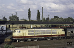 103 227 mit neuen Schlingerdämpfern und schwarzem DB-Logo vor einem Nahverkehrszug im Bahnhof Hamburg-Harburg. (06.08.1980) <i>Foto: Jack Orchait</i>