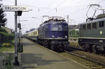 Bei der Durchfahrt des D 303 (Berlin - Nürnberg) begegnet 118 010 der 140 819 im Bahnhof Erlangen. (30.07.1981) <i>Foto: Johannes Peisker</i>