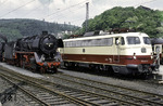 Mit der gerade einmal zwei Jahre alten 112 485 präsentierte die DB bei ihrer Leistungsschau im Bahnhof Dillenburg eine der modernsten Lokomotiven. Daneben wirkt die 27 Jahre ältere 044 206 (44 206, Baujahr 1941) wie ein Dinosaurier. (06.06.1970) <i>Foto: Kurt Reimelt</i>