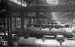 Blick in die Lokhalle 2 des RAW Opladen, wo der Zusammenbau der preußischen P8 und G10 stattfand, von denen 57 2248 zu erkennen ist. Die Ausbesserung von Dampflokomotiven wurde zwei Jahre später eingestellt, am 8. Mai 1930 verließ 91 675 als letzte ausgebesserte Dampflok das Werkgelände. (1928) <i>Foto: RVM (RBD Köln)</i>