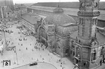 Das gering zerstörte, aber nur provisorisch wieder geflickte alte Empfangsgebäude des Kölner Hauptbahnhofs. Nach dem Abriss des Längsbaus wurde auch dieses schöne Ensemble noch dem Erdboden gleich gemacht und durch einen typischen 1960er Jahre Zweckbau ersetzt. (01.07.1955) <i>Foto: Fischer</i>