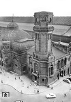 Vom Kölner Dom aus hatte man diesen Blick auf das alte Empfangsgebäude des Kölner Hauptbahnhofs. Kurze Zeit später begann der Abriss des alten Bahnhofsteils im Vordergrund. (01.07.1955) <i>Foto: Fischer</i>