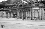 Vom alten Kölner Hauptbahnhof blieb lediglich der alte Wartesaal erhalten (hier Zustand 1950). Heute finden dort Veranstaltungen statt, wie die bekannten "Mitternachtspitzen" des Kabarettisten Jürgen Becker. (1950) <i>Foto: Fischer</i>