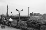 An der bekannten Bahnschranke Reckfeldstr/Grimbergstraße, die zum Bw Gelsenkirchen-Bismarck führte, passiert 50 544 (Bw Dortmund Rbf) das Einfahrsignal von Bismarck. (1954) <i>Foto: Willi Marotz</i>