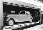 Verladung von Autos in speziellen DDm-Wagen dienten als Vorläufer des Autoreisezugs, hier im Bahnhof Hamburg-Altona. (01.06.1956) <i>Foto: Walter Hollnagel</i>