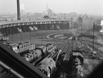 Ein waschechtes Güterzug-Bw war das Betriebswerk Bochum-Langendreer. So bestimmen auf dem Bild maßgeblich Lokomotiven der Baureihen 44 und 50 für die Bespannung der im Montanverkehr reichlich anfallenden Güterzüge das Geschehen. Das Bw befand sich ganz in der Nähe der Zeche Bruchstraße, deren Anlagen sich direkt hinter dem 20-ständigen Ringlokschuppen erstrecken. (1956) <i>Foto: Willi Marotz</i>