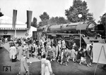 05 003 - zu damaligen Zeit schnellste Lok der DB - auf der Verkehrsausstellung "Schiene und Straße" in Essen (Gruga).  (07.09.1951) <i>Foto: Willi Marotz</i>