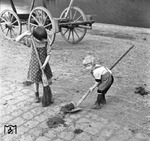 Da konnte auch der Direktions-Fotograf nicht widerstehen: Zu Zeiten der Pferdefuhrwerke wurden die Pferdeäpfel von vielen Kindern von der Straße gesammelt, um sie im eigenen Garten als Dünger zu verwenden. Aufnahme in Zell an der Mosel. (1937) <i>Foto: RBD Köln (Felten)</i>