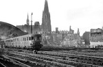 Eine weiteres Bild der Dreifacheinheit VT 33 als DT 50 nach Frankfurt. Die Umgebung des Kölner Hauptbahnhofs ist noch stark durch die Kriegseinwirkungen gezeichnet. (03.1949) <i>Foto: Fischer</i>