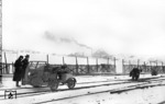 Die Weichen werden im Eisenbahnknoten Jägerndorf (zwischen Leobschütz - Olmütz - Troppau in Oberschlesien) vor der anrückenden russischen Front zur Sprengung vorbereitet, während die Kohlegruben noch voll in Betrieb sind.  (09.03.1945) <i>Foto: Walter Hollnagel</i>