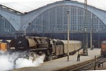 01 0508-0 (1963 umgebaut aus 01 153) verlässt vor E 805 nach Sonneberg den Leipziger Hauptbahnhof. (30.04.1980) <i>Foto: Peter Schiffer</i>