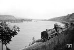 03 046 (Bw Koblenz Hbf) unterwegs auf der linken Rheinstrecke zwischen Remagen und Oberwinter. Im Dunst des Rheintals sind Apollinaruskirche und die später (filmberühmte) Brücke von Remagen zu erkennen.  (1937) <i>Foto: RBD Köln (Felten)</i>