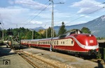 Der "Alpen-See-Express" Dt 13424 kreuzt auf seiner Fahrt nach Dortmund die aus Freilassing kommende 144 507 vor N 5507 im Bahnhof Bayerisch Gmain. (22.09.1981) <i>Foto: Wolfgang Bügel</i>