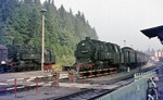 95 004 ist mit P 18001 im Bahnhof Ernstthal am Rennsteig eingetroffen. 95 0009 steht mit der Übergabe nach Neuhaus/Rwg bereit. (18.09.1977) <i>Foto: Wolfgang Bügel</i>