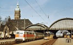 Die in S-Bahnfarben lackierte 111 140-0 von einem Nahverkehrszug nach Mönchengladbach in Krefeld Hbf. (25.03.1982) <i>Foto: Peter Schiffer</i>