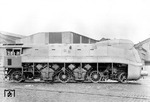 Im grauen Fotografieranstrich präsentiert sich die neue 19 1001 auf dem Werkshof von Henschel in Kassel. (1940) <i>Foto: RVM (Werkfoto)</i>