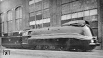 Am 13. Juni 1941 präsentierte Henschel die fertige 19 1001 in Kassel. In einer feierlichen Zermonie wurde sie anschließend der Deutschen Reichsbahn übergeben. (12.06.1941) <i>Foto: RVM (Werkfoto)</i>