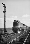 19 1001 im Rahmen einer Probefahrt der Fa. Henschel auf der Strecke Kassel - Treysa. (1941) <i>Foto: Rudolf Kreutzer</i>