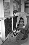 Der Weinkeller der DSG in Hamburg-Langenfelde war auch nicht zu verachten. (20.04.1956) <i>Foto: Walter Hollnagel</i>