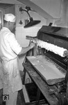 Herstellung eines Baumkuchens bei der DSG in Hamburg-Langenfelde. (20.04.1956) <i>Foto: Walter Hollnagel</i>