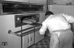 Selbst das Brot wurde früher bei der DSG selbst gebacken. Im Zeitalter des "Catering" und "Outsourcens" heute undenkbar. (20.04.1956) <i>Foto: Walter Hollnagel</i>