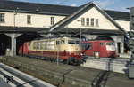 Vergleichsaufnahme zwischen der im originalen purpurrot/beigen Farbkleid lackierten 103 132 und der orientroten Variante von 103 237 in Darmstadt Hbf. (25.10.2002) <i>Foto: A. Schenkel</i>