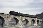 94 1080 mit einem Personenzug nach Dillenburg auf dem bekannten Viadukt von Niederscheld. (27.04.1967) <i>Foto: Rolf Wiemann</i>