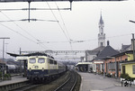 110 275 ist mit einem Schnellzug aus Köln in Konstanz eingetroffen. Neben der ozeanblau/beige Lackierung erhielt die Lok im Jahre 1998 noch ein verkehrsrotes Farbkleid. (25.09.1986) <i>Foto: J.L. Witmeyer</i>