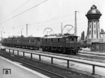 Von den insgesamt 23 gebauten Maschinen der Baureihe E 04 verblieben nach dem Zweiten Weltkrieg  15 Lokomotiven im Gebiet der Deutschen Reichsbahn der DDR. Auch wenn die Fahrzeuge auf dem Bild wie eine Vorkriegsaufnahme anmuten, enstand die Aufnahme Mitte der 1950er Jahre in Köthen (Anhalt).  (1955) <i>Foto: Deyer</i>