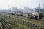 03 0059 holt den Leerreisezug des D 514 (Bln-Lichtenberg - Stralsund) aus dem Wriezener Bahnhof an der Warschauer Straße in Berlin ab. (30.07.1977) <i>Foto: Wolfgang Bügel</i>