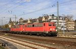 140 833 und 140 790 fahren mit GM 61305 nach Andernach durch den Bahnhof Remagen. (19.10.2013) <i>Foto: Wolfgang Bügel</i>