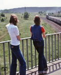 Selbst zwei Teenies konnten sich für die geräuschvolle Vorbeifahrt der 03 0090 vor D 813 bei Fürstenberg/Havel begeistern. (04.06.1979) <i>Foto: Joachim Bügel</i>