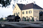 ÖBB 93.1367 setzt im Bahnhof Enzersdorf bei Staatz um. (28.09.1975) <i>Foto: Peter Schiffer</i>