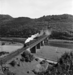 Eine Ehranger 44er mit einem Güterzug Richtung Koblenz auf der 281 m langen Moselbrücke bei Ediger-Eller. (1968) <i>Foto: Robin Fell</i>